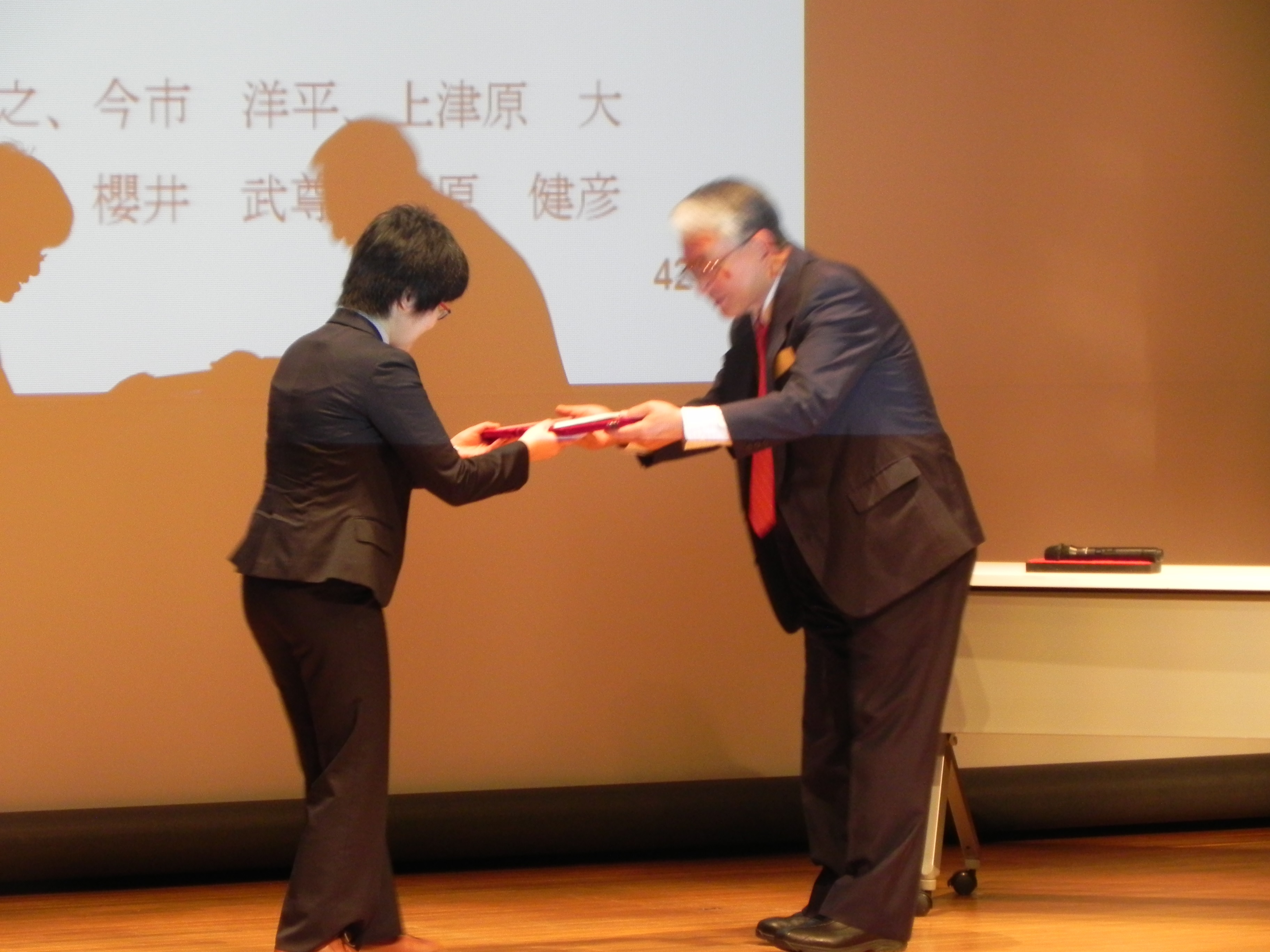 平成28年度優良発表賞を受賞（量子線生体材料工学領域 秋山庸子准教授